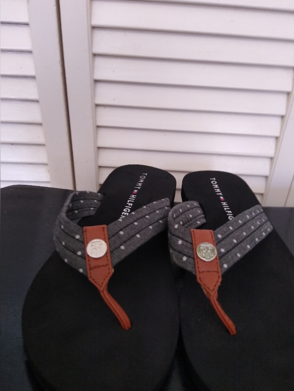 Tommy Hilfiger Flip Flops Womens ~8.5 Gray Polka Dot Thong Sandals Casual - Picture 3 of 9